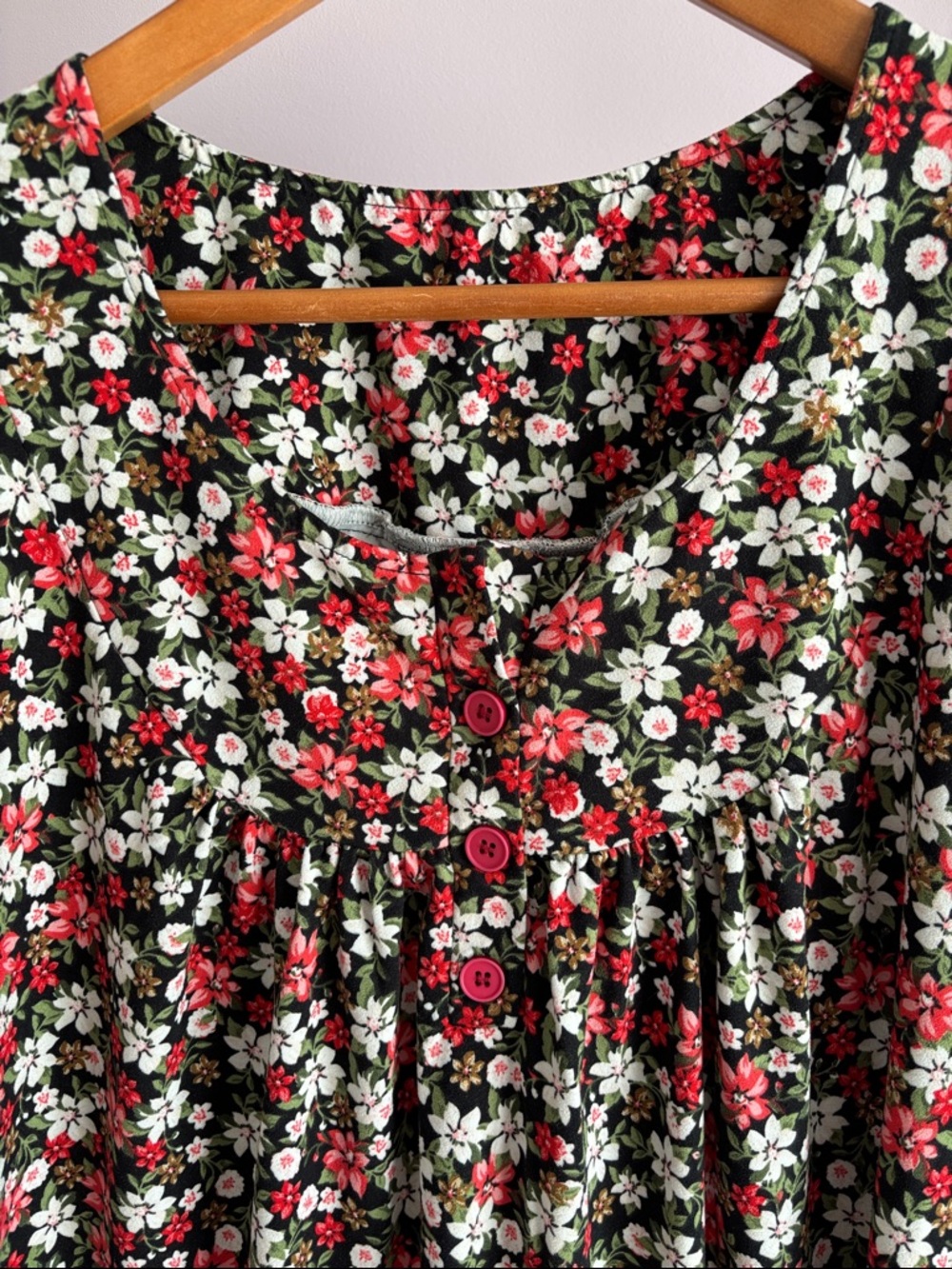 Short-Sleeve Tunic Top in Black, White, and Red Floral Pattern - Picture 2 of 4